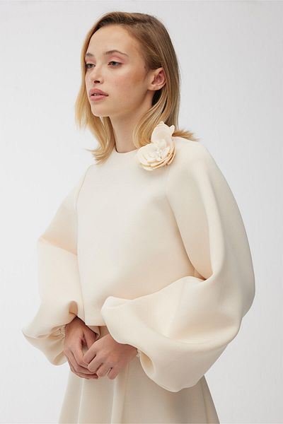 Manuka Bluse mit Ballonärmeln und Brosche Beige