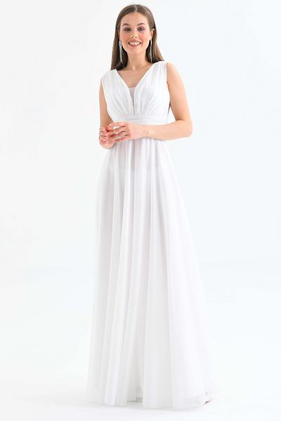 vuvutasarım Weißes Abendkleid 9223 aus funkelndem silbernem Stoff mit dicken Trägern, V-Ausschnitt, Prinzessinnen-Schnitt und Maxilänge