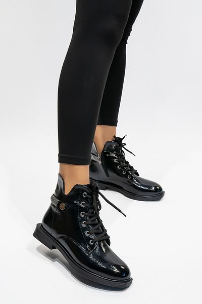 Shupe Mini cizme cu toc scurt pentru femei din piele lacuita neagra cu siret Accesorii elastice argintii