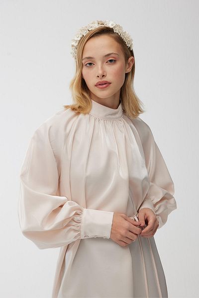 Manuka Dünnes Abendkleid mit Gürtel und Tunika in Puder