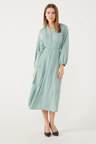 PAULMARK Nádherné midi šaty s límcem