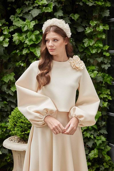 Manuka Bluse mit Ballonärmeln und Brosche Beige