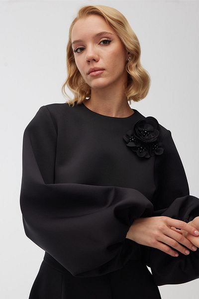 Manuka Broschenbluse mit Ballonärmeln in Schwarz