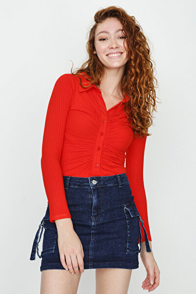 Select Moda Body de damă roșu cu snur detaliat în față și cu snap în partea inferioară