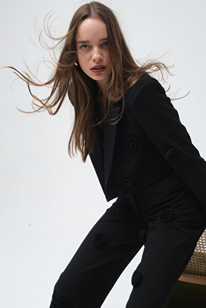 Roselenda Gül Detaylı Siyah Kısa Vatkalı Blazer Ceket