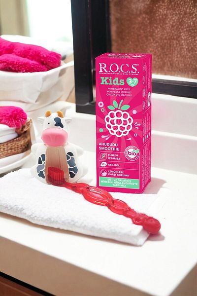R.O.C.S. مجموعة العناية بالفم سموثي التوت لعمر 3-7 سنوات - أسنان الأطفال Mcn + أسنان الأطفال Frc أحمر + ساك البقرةحاوية