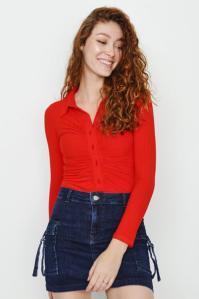 Select Moda Body de damă roșu cu snur detaliat în față și cu snap în partea inferioară