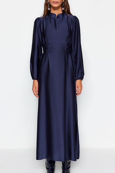 Trendyol Modest Marineblaues Abendkleid aus Satin mit Taillengürtel TCTSS23DB00037