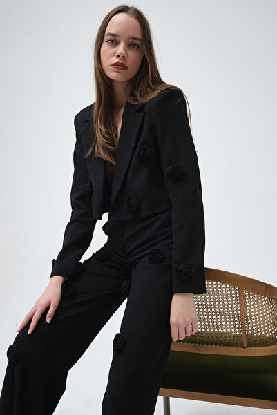 Roselenda Gül Detaylı Siyah Kısa Vatkalı Blazer Ceket