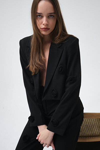 Roselenda Gül Detaylı Siyah Kısa Vatkalı Blazer Ceket