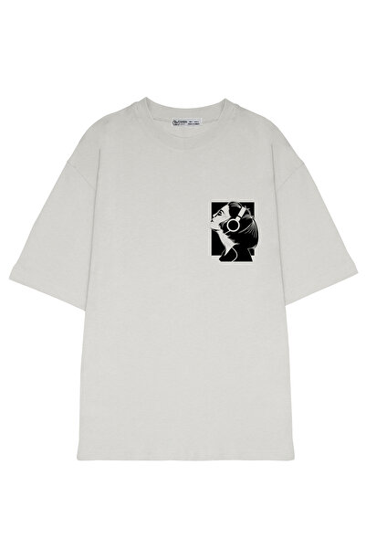 GreenMint فتاة تحلم كبيرة الحجم للجنسين مع نظارات شمسية تستمع إلى الموسيقى مع...