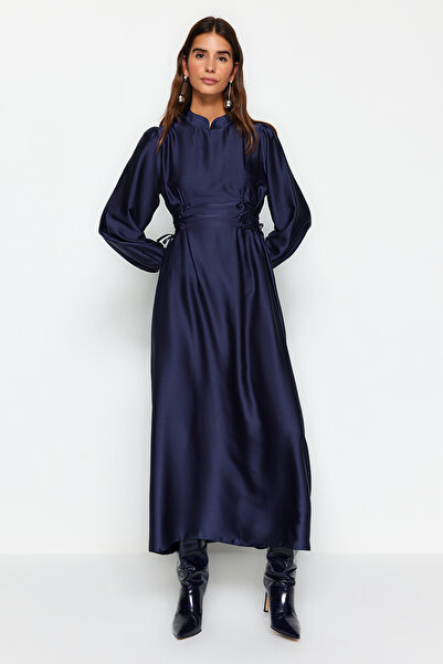 Trendyol Modest Granatowa satynowa suknia wieczorowa z paskiem w talii TCTSS23DB00037