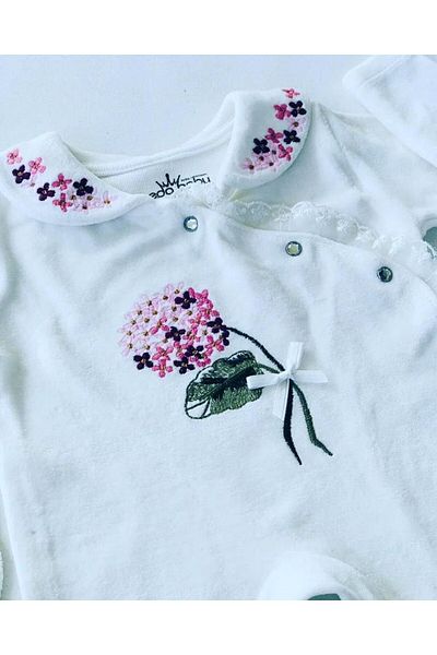 Eda Baby طقم صوفيا بياقة دانتيل أبيض، وقبعة مطرزة، وجزم، مكون من 3 قطع