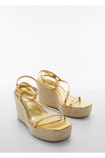 MANGO Woman Sandalen mit Keilabsatz und Metallband in Metallic-Optik