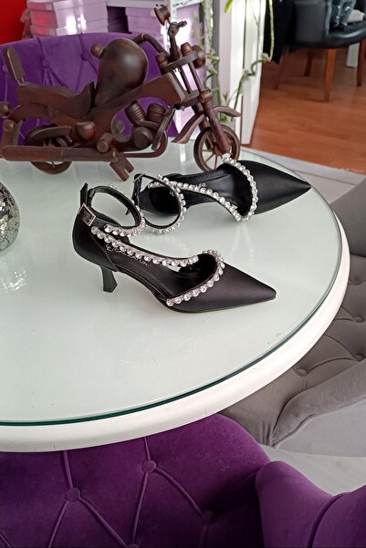 LA CALZATURE Μαύρο σατέν Τρεις σειρές πέτρες 6 εκ. Γόβες σαμπάνιας με ζώνη στ...