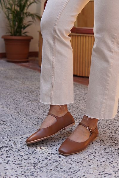 LAMİNTA Vernis Tan Buckle Detailed Women's Ballerinas
