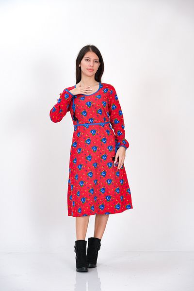 İna Rochie de iarnă din flanel Divitin, cu mâneci, cu mărgele, cu flori albastre, pe fundal roșu