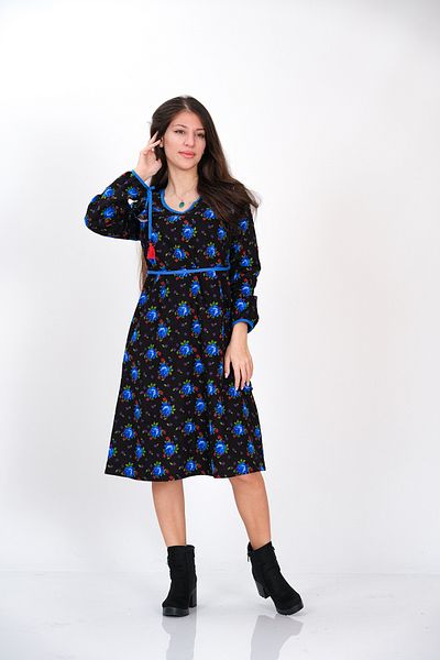 İna Rochie de iarnă cu mâneci din flanel Divitin, cu mărgele, cu flori albastre, pe fundal negru