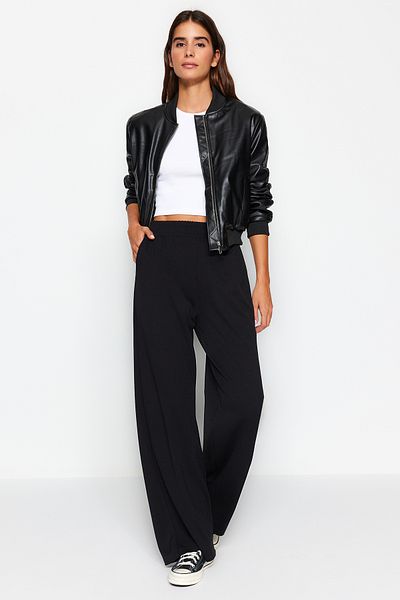 Trendyol Collection Schwarze, hochwertige, weiche Stoff-Sweathose mit weitem Bein und bequemem Schnitt, mit Taschen TWOAW24EA00012