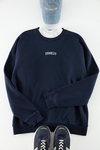 Trendyol Collection Brooklyn City Embroidered Navy Oversize Sweatshirt - Thick Cotton TMNAW24SW00247
