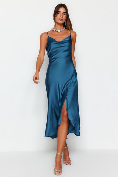 Trendyol Collection Stylové večerní šaty z tkaného saténu s olejovou podšívkou TPRSS19BB0058