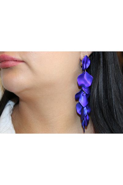 Perla Leafy shell long stylish satin glossy earrings