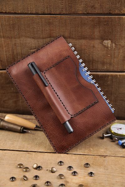 New Coast Leather 1900's Ръчно изработен калъф за тефтер A6 от естествена кожа