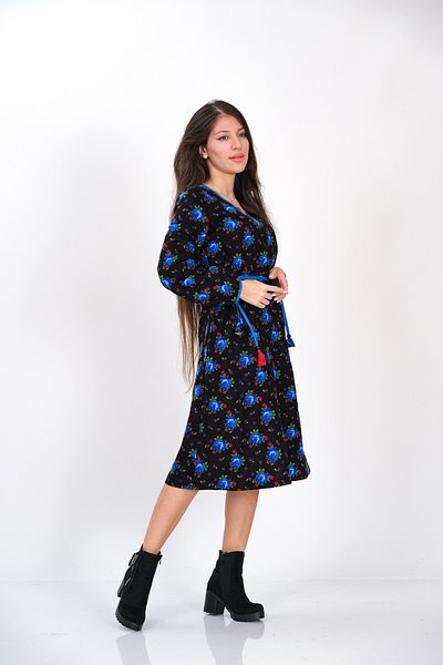 İna Rochie de iarnă cu mâneci din flanel Divitin, cu mărgele, cu flori albastre, pe fundal negru
