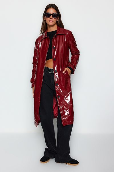 Trendyol Collection Weinroter glänzender Trenchcoat mit Gürtel TWOAW24TR00067