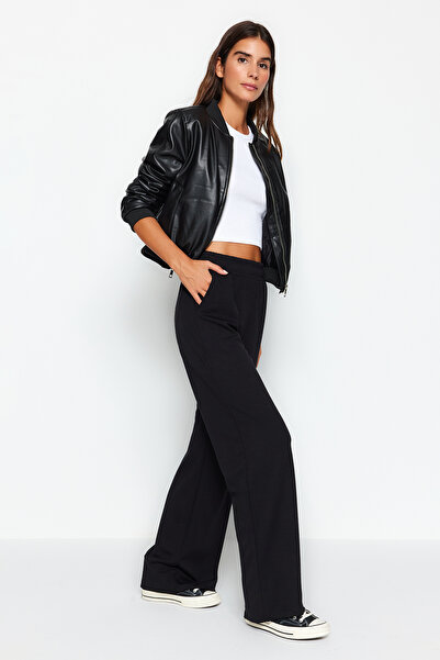 Trendyol Collection Μαύρο Premium μαλακό ύφασμα με τσέπες Πλεκτό παντελόνι φούτερ με φαρδύ πόδι/χαλαρή εφαρμογή TWOAW24EA00012