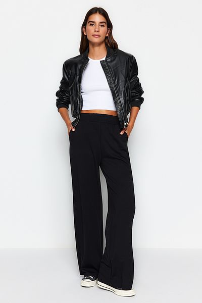 Trendyol Collection Schwarze, hochwertige, weiche Stoff-Sweathose mit weitem Bein und bequemem Schnitt, mit Taschen TWOAW24EA00012