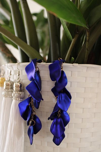Perla Leafy shell long stylish satin glossy earrings