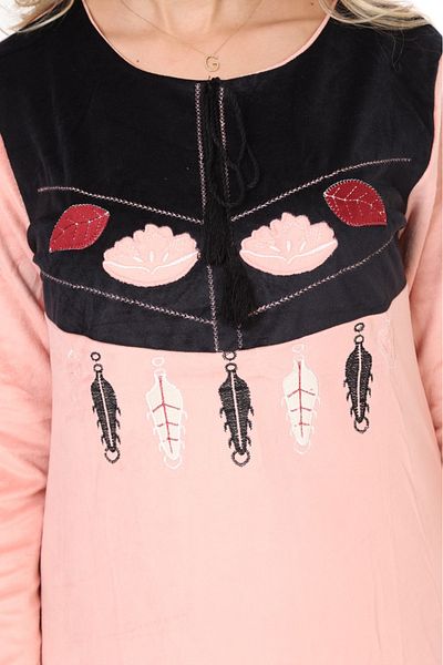 mervemoda فستان نسائي مخملي بياقة وردية مع تفاصيل مطرزة