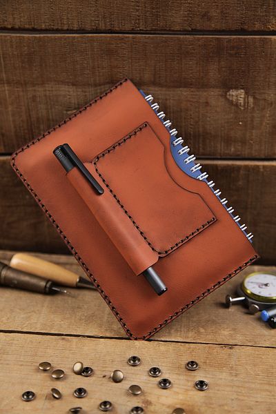 New Coast Leather 1900's Ръчно изработен калъф за тефтер A6 от естествена кожа