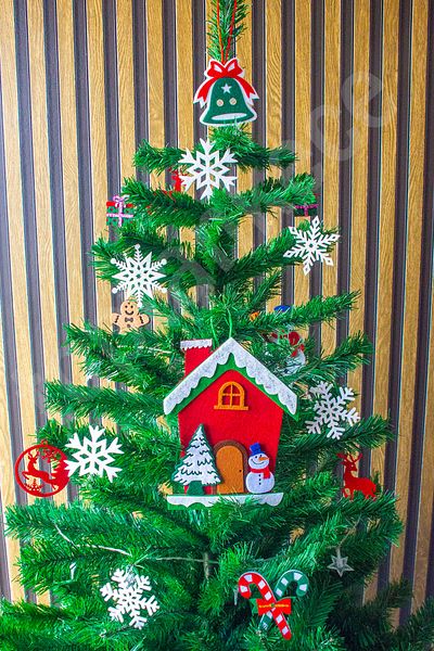 garaccu Christmas House with Snowy Pine Tree, Snowman and Hanger