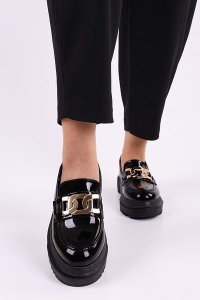 Shoeberry Damen-Loafer „Nemy“ aus schwarzem Lackleder mit dicker Sohle und Schnalle