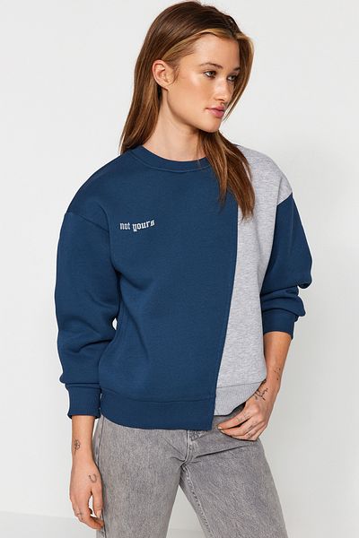 Trendyol Collection Základní pletená mikina s potiskem v námořnické modré TWOAW21SW0150