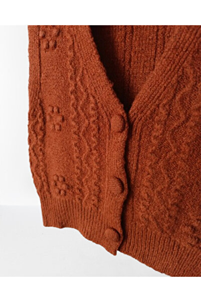Namaste Vintage Brown v-neck short knitted model sweater