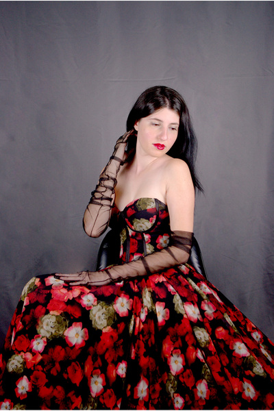 Lady Lydian Siyah Üzerine Kırmızı Çiçek Detaylı Sırtı Bağcıklı İpek Şifon Nışanlık, Abiye Elbise