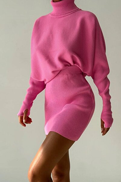 WOMAN VISION Női garbó, kézi pulóver és magas derekú rózsaszín kötöttáru szoknya kétrészes szett 075