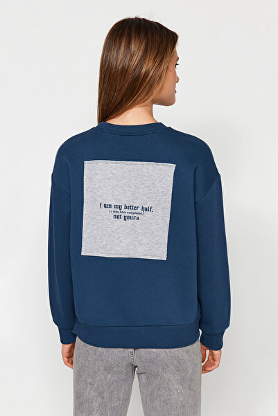 Trendyol Collection Тъмносин базов плетен суичър с принт TWOAW21SW0150