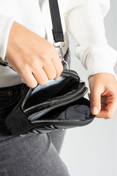 YOGII Geantă de umăr și geantă de mână unisex model Mitte, matlasată, impermeabilă, din piele artificială VIP
