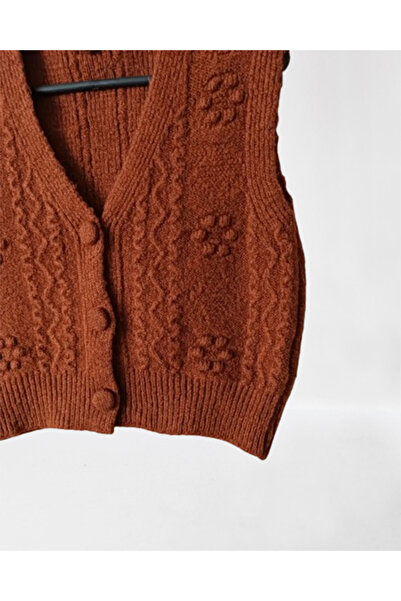 Namaste Vintage Brown v-neck short knitted model sweater