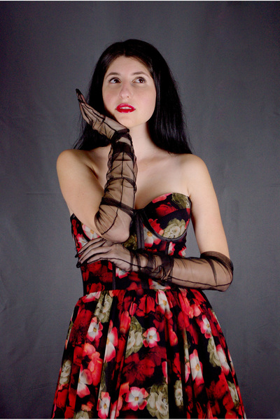 Lady Lydian Siyah Üzerine Kırmızı Çiçek Detaylı Sırtı Bağcıklı İpek Şifon Nışanlık, Abiye Elbise