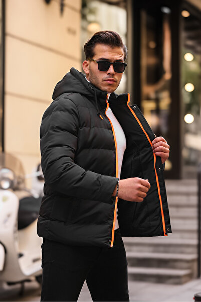 Rogyi Tekstil ВОДОУСТОЙЧИВО И СТУДЕНО ЗИМНО ЧЕРНО МЪЖКО ЗИМНО БУХЕНО ПАЛТО С КАЧУЛКА С ЩИЛКА ОТ ВЪТРЕШНАТА СТЪПКА ОРАНЖЕВ ДЕТАЙЛ