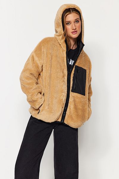 Trendyol Collection Oversize velbloudí plyšový kabát - s kapucí a detailně do kapsy Twoaw24Mo00200