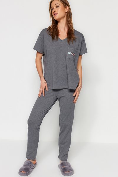 Trendyol Collection Szürke pamut nyomott pizsama szett - póló és nadrág THMSS23PT00151