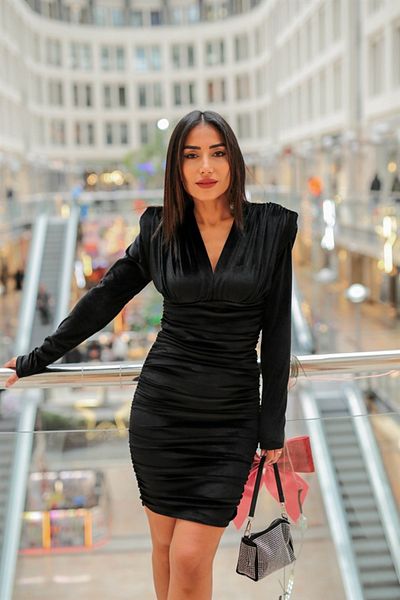 Laluvia Černé ramenní vycpávky, výstřih do V, nabírané strany, nastavitelná délka, stylové sametové šaty
