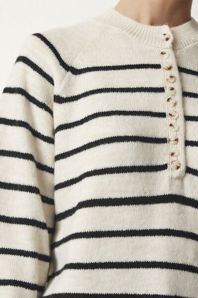 laughs Жіночий чорний светр з коміром на ґудзиках і смужками MT5577