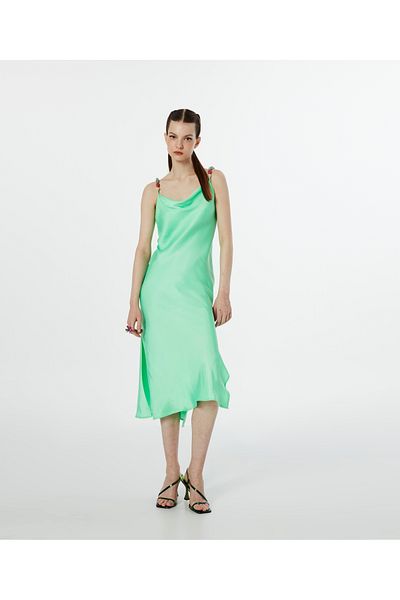 Twist Midikleid mit Perlenaccessoires